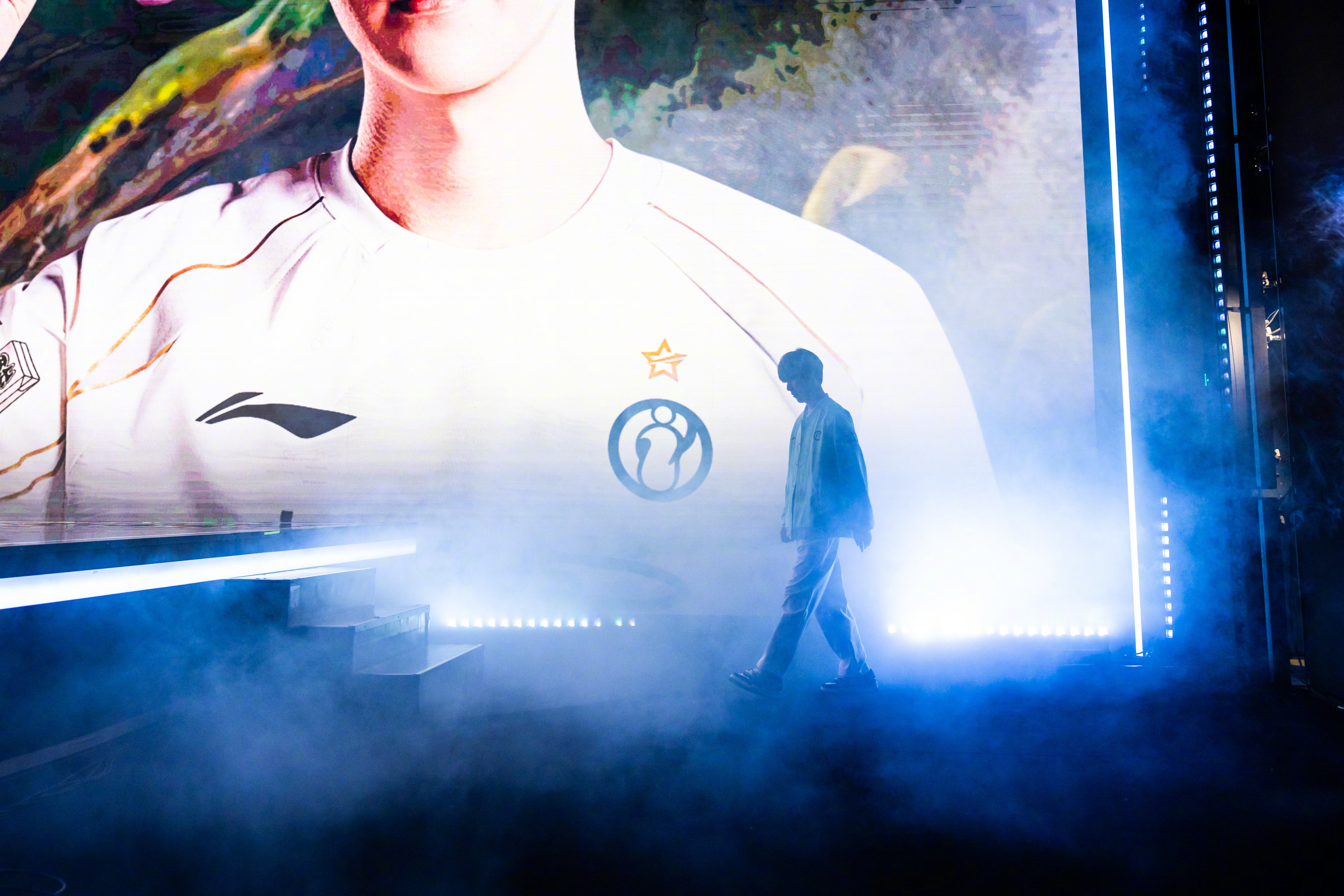 包含WBG横扫G2，Doinb极限生还后反打宿敌对决全球总决赛，留下经典瞬间的词条