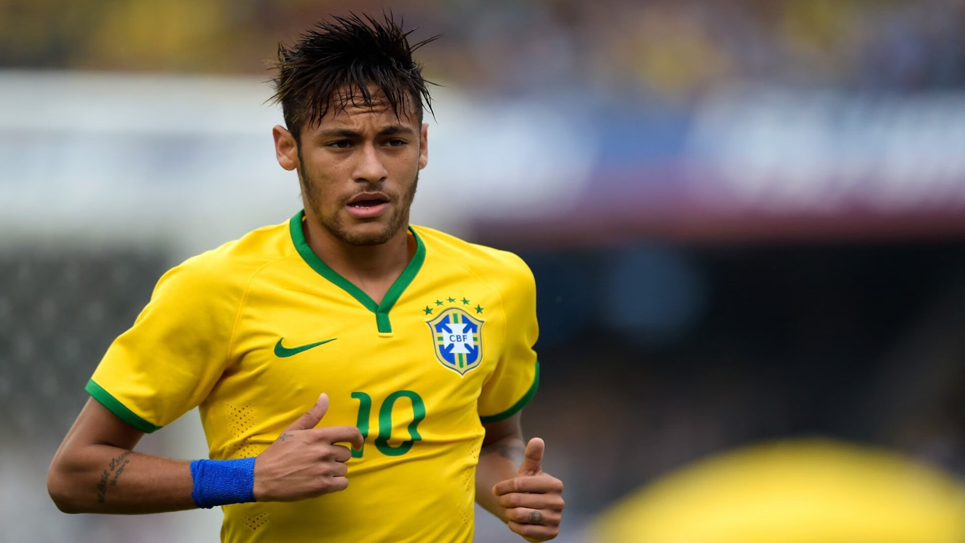 哈兰德爆发与乌克兰硬仗，当绿茵神话碰撞时代血泪，我们见证的不只是足球